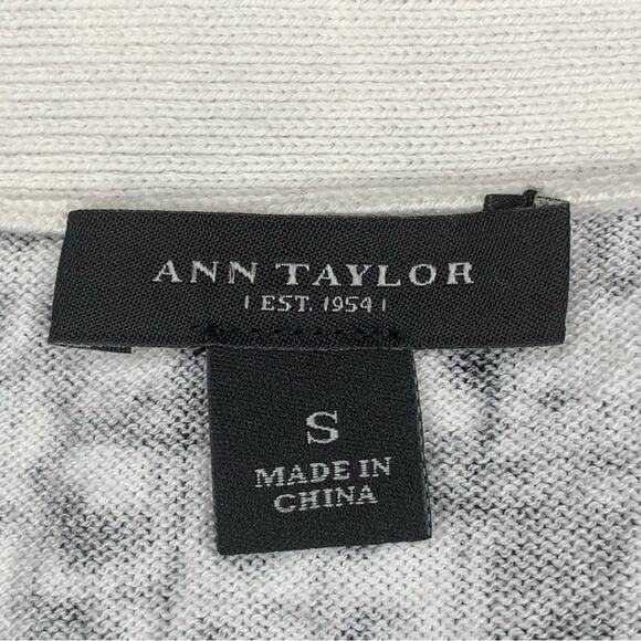 Ann Taylor Women's blouse Size Small Black and White Abstract Print Button Down - Picture 7 of 9